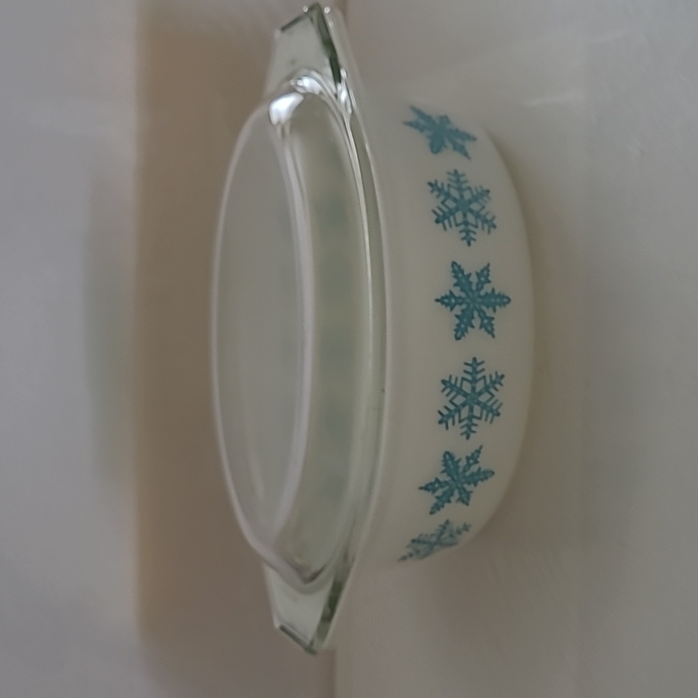 Vintage  Pyrex snowflakes Casserole dish & Lid #403 1.5 Qt made in USA